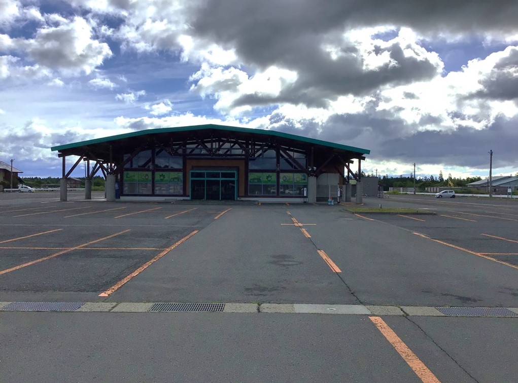 【ダイナム十和田店ゆったり館】キッチンカーやプロモーションに最適なアミューズメント施設のイベントスペース（出入口）