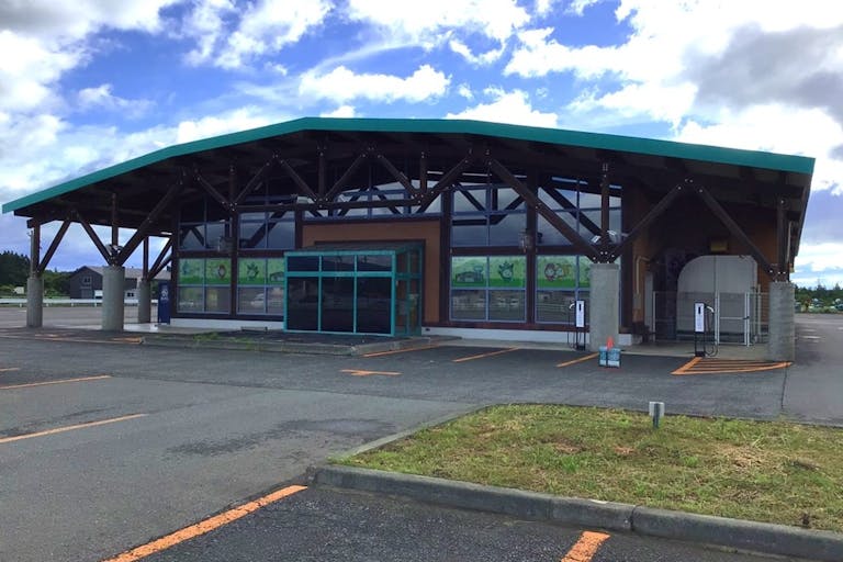 【ダイナム十和田店ゆったり館】キッチンカーやプロモーションに最適なアミューズメント施設のイベントスペース(出入口)の画像4