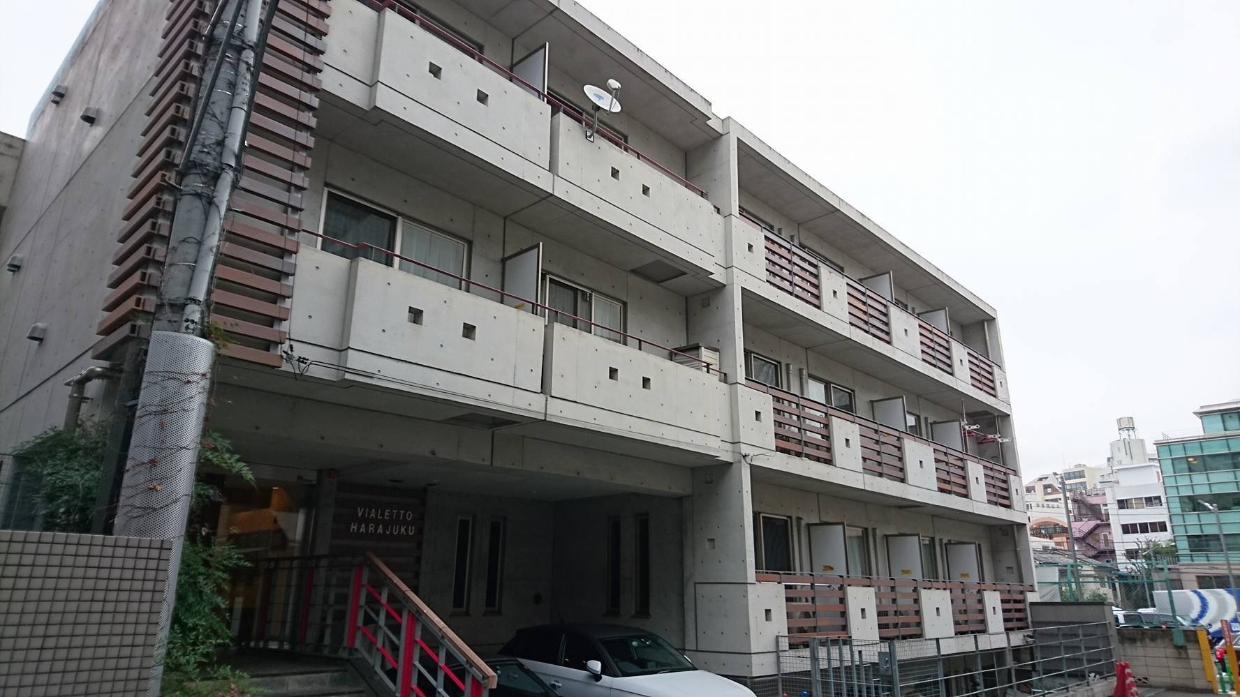 原宿駅・明治神宮前駅・北参道駅・外苑前・千駄ヶ谷駅・国立競技場駅から徒歩約１０分。