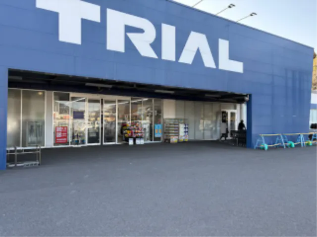 【スーパーセンタートライアル大町店】【ポーチ前：右側（L）】食物販（キッチンカー/テント）やPR活動の出店が可能なイベントスペース