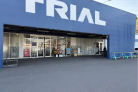 【スーパーセンタートライアル大町店】【ポーチ前:右側(L)】食物販(キッチンカー/テント)やPR活動の出店が可能なイベントスペース