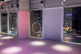 【明治神宮前6分】ワークショップや展示会、予約制販売会に適した明治通り沿い自然光が入る100㎡の広々スペース