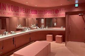 【明治神宮前6分】ワークショップや展示会、予約制販売会に適した明治通り沿い自然光が入る100㎡の広々スペース