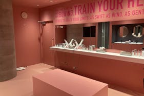 【明治神宮前6分】ワークショップや展示会、予約制販売会に適した明治通り沿い自然光が入る100㎡の広々スペース