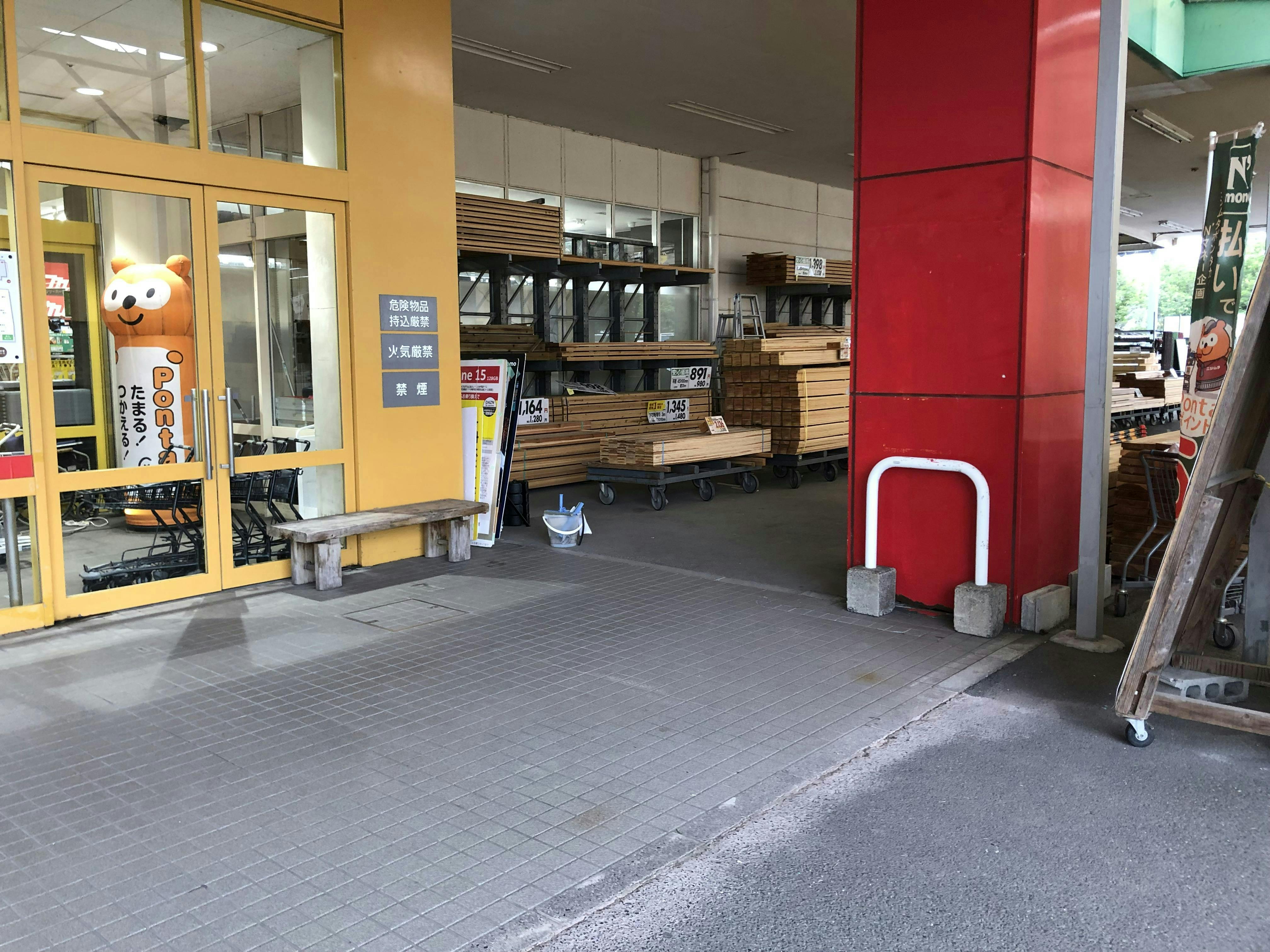 【スーパーセンターニシムタ鹿屋店】【スーパーセンターニシムタ鹿屋店】販促プロモーションや食物販に利用可能な食鮮館・HC側の入口近くの軒下スペースの画像