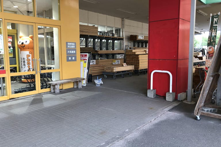 【スーパーセンターニシムタ鹿屋店】【スーパーセンターニシムタ鹿屋店】販促プロモーションや食物販に利用可能な食鮮館・HC側の入口近くの軒下スペースの画像1