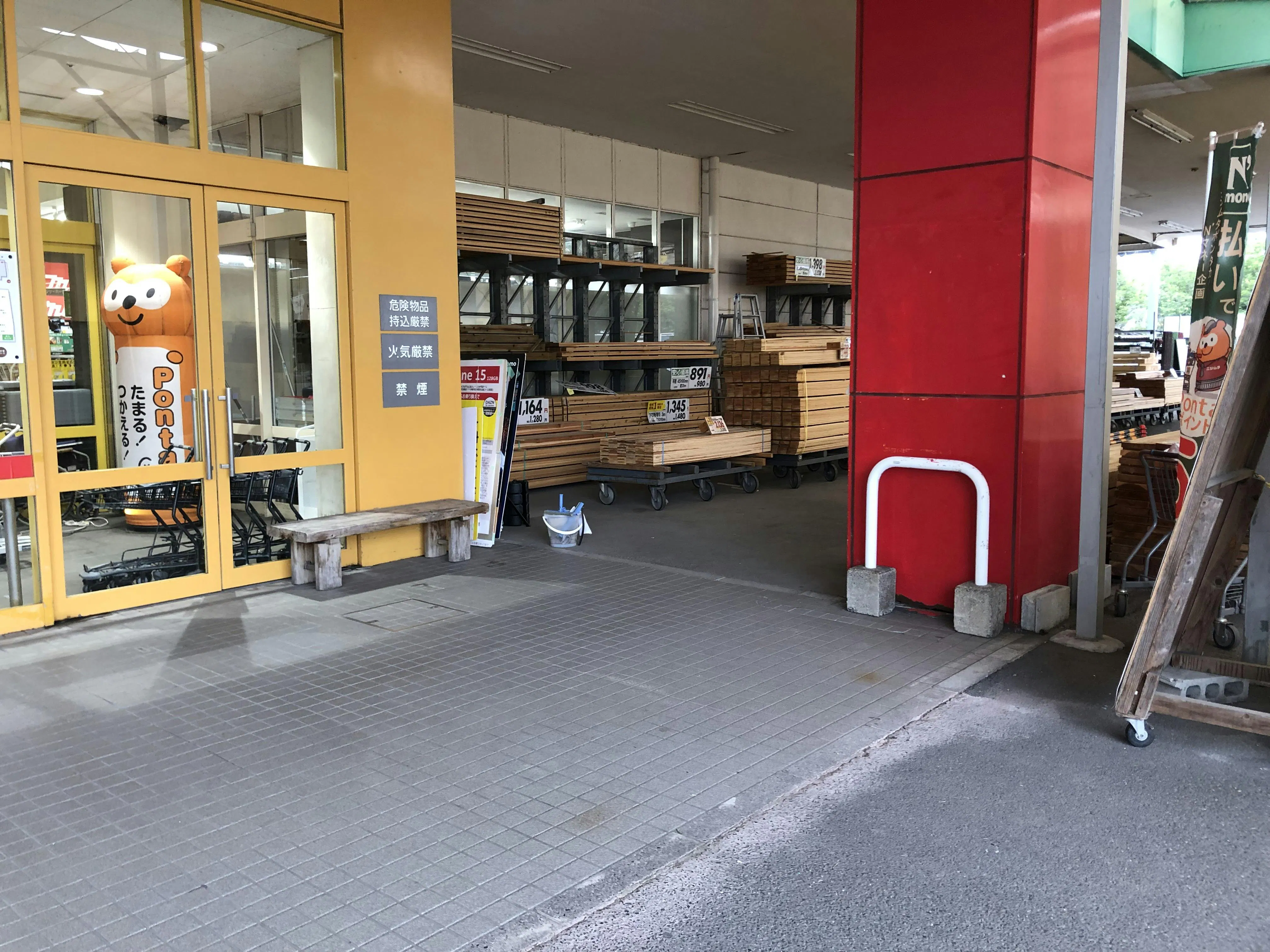 【スーパーセンターニシムタ鹿屋店】販促プロモーションや食物販に利用可能な食鮮館・HC側の入口近くの軒下スペース