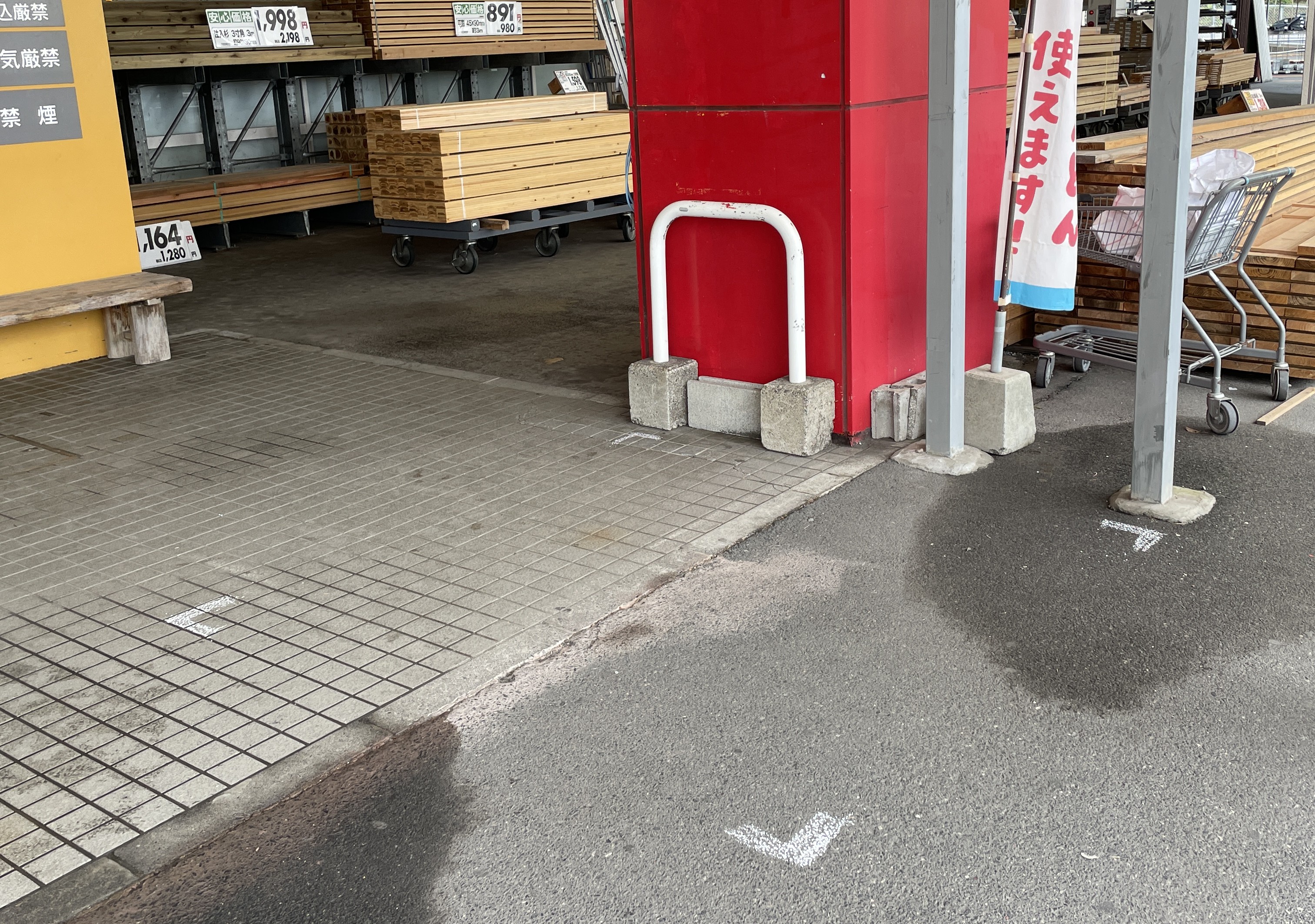 【スーパーセンターニシムタ鹿屋店】販促プロモーションや食物販に利用可能な食鮮館・HC側の入口近くの軒下スペース