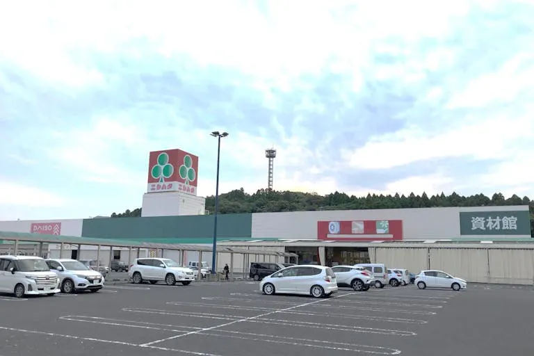 【スーパーセンターニシムタ鹿屋店】販促プロモーションや食物販に利用可能な食鮮館・HC側の入口近くの軒下スペース