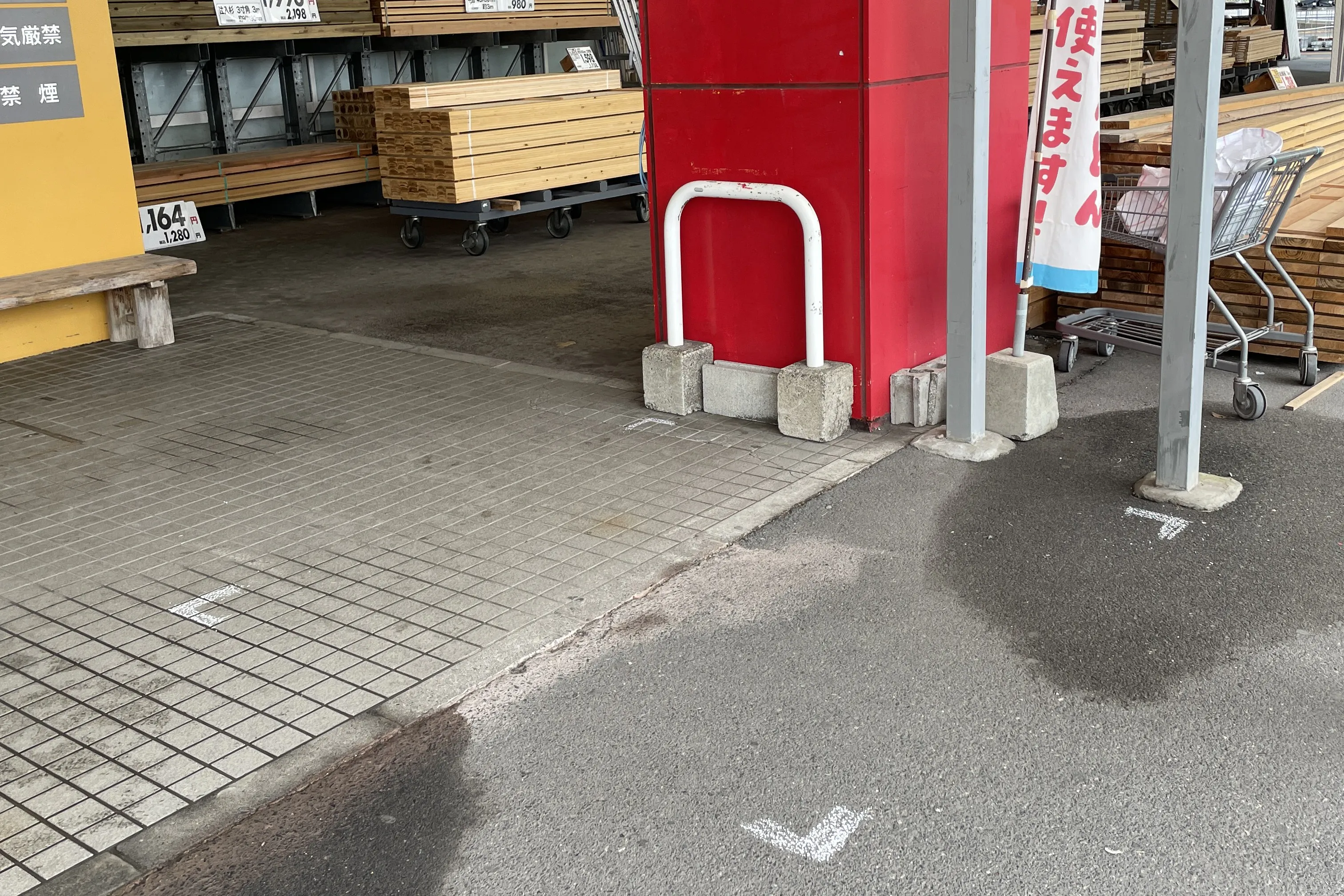 【スーパーセンターニシムタ鹿屋店】販促プロモーションや食物販に利用可能な食鮮館・HC側の入口近くの軒下スペース