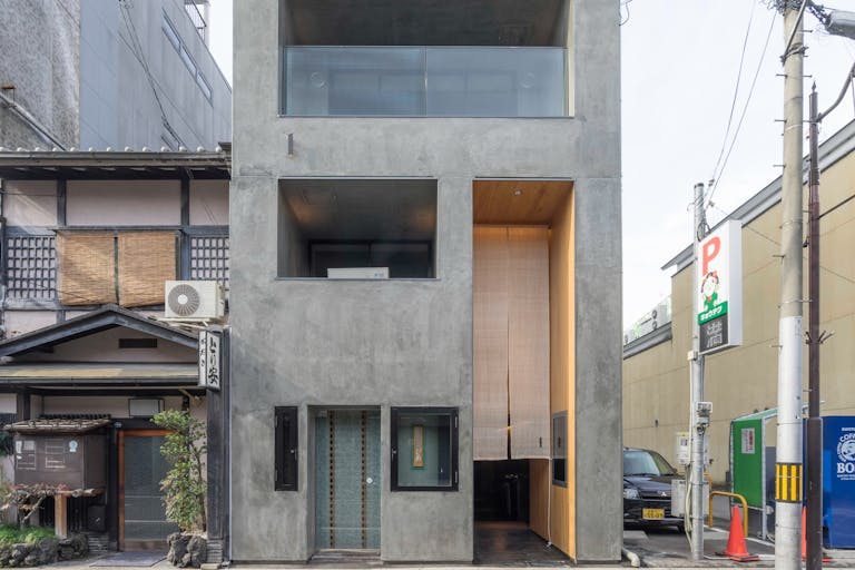 ビル1階正面入り口