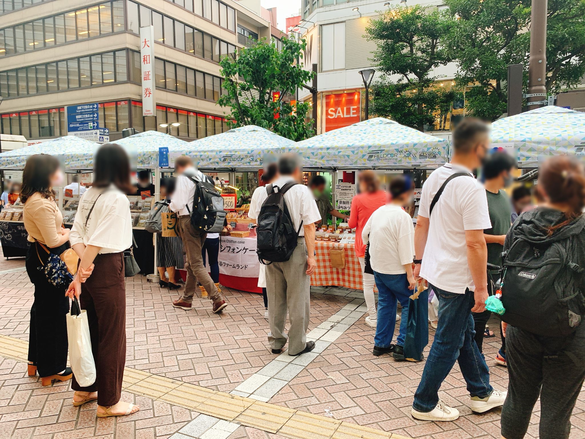 高島屋・JOINUSを出た目の前の出店場所です。テント(2m×2m)が最大9張設置できる為、こちらのエリアは最大9店舗が出店可能です。