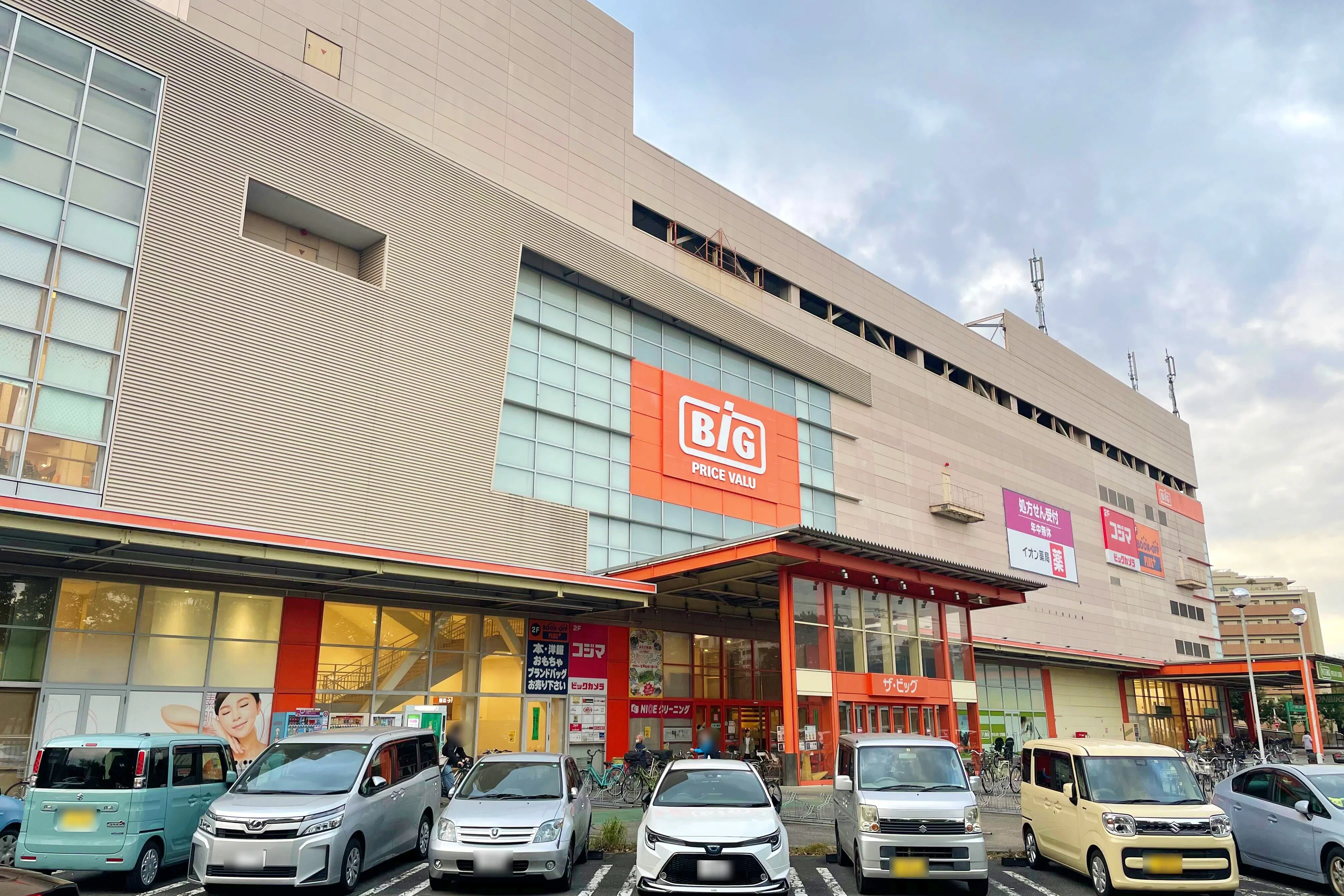 【ザ・ビッグ 昭島】各種プロモーションイベントに最適な施設内エスカレーター脇にある視認性良好なイベントスペース