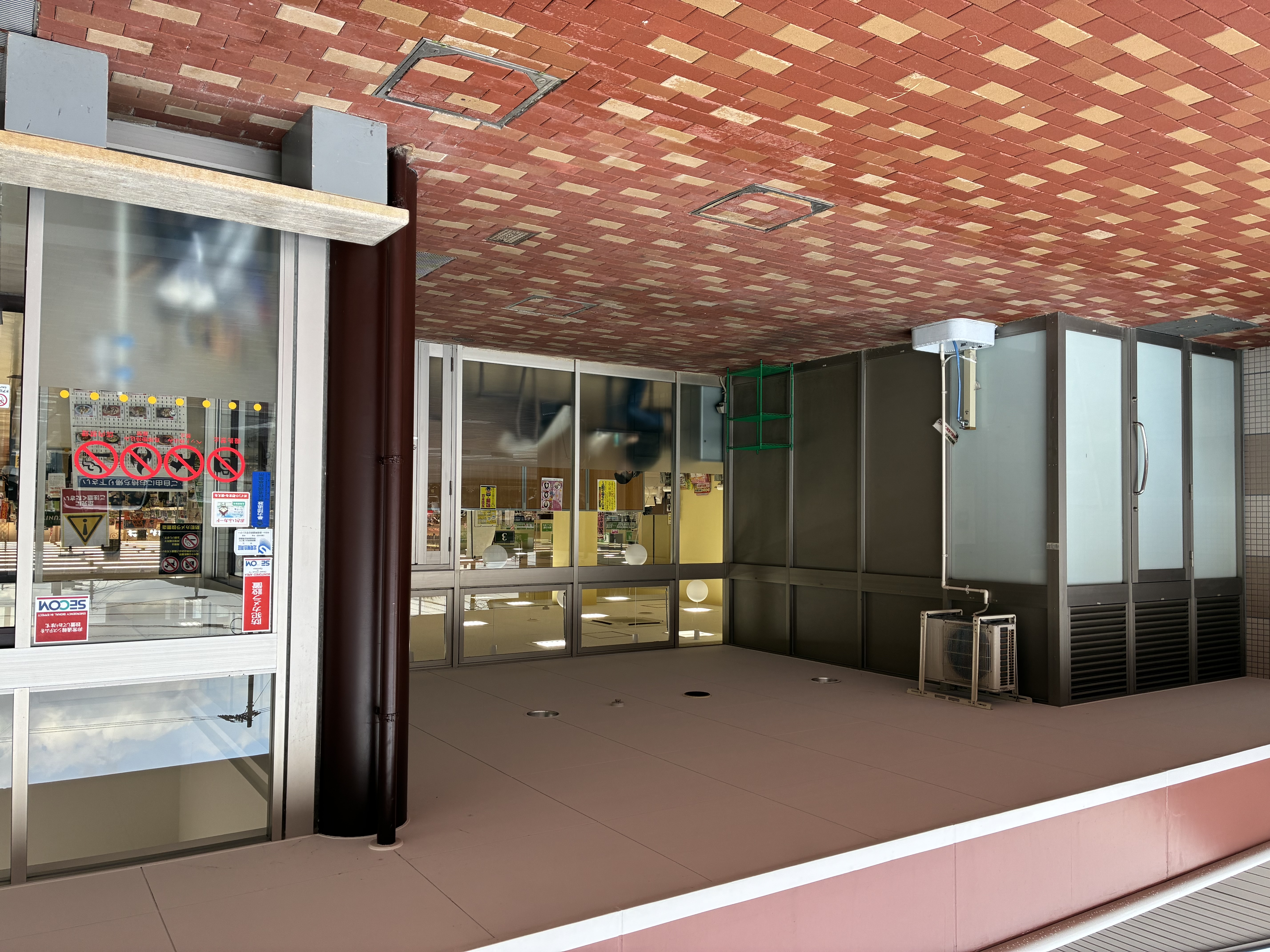 【Aコープたまゆ店】食物販や販促イベントに最適な店頭軒下スペース