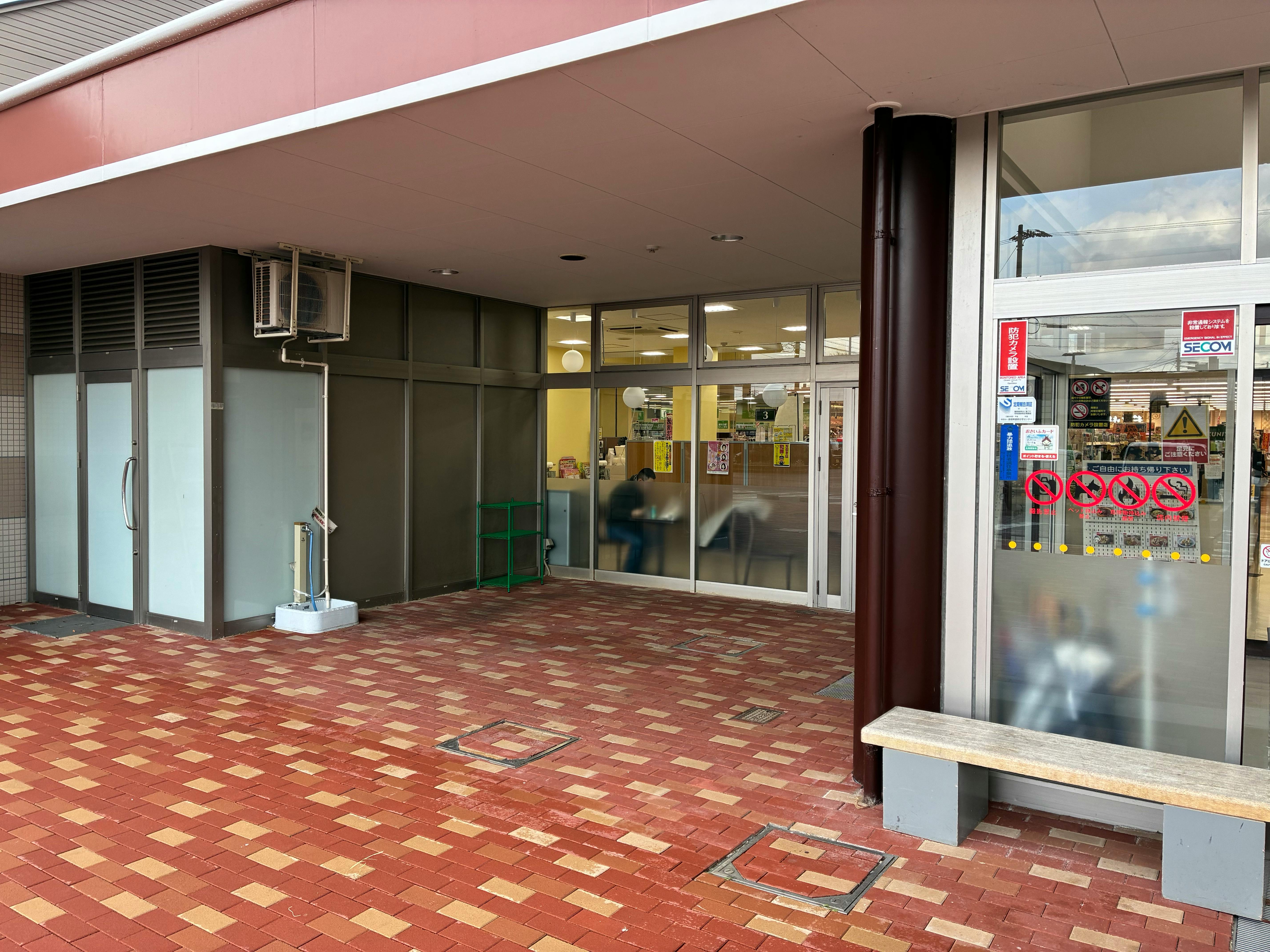 【Aコープたまゆ店】食物販や販促イベントに最適な店頭軒下スペースの画像