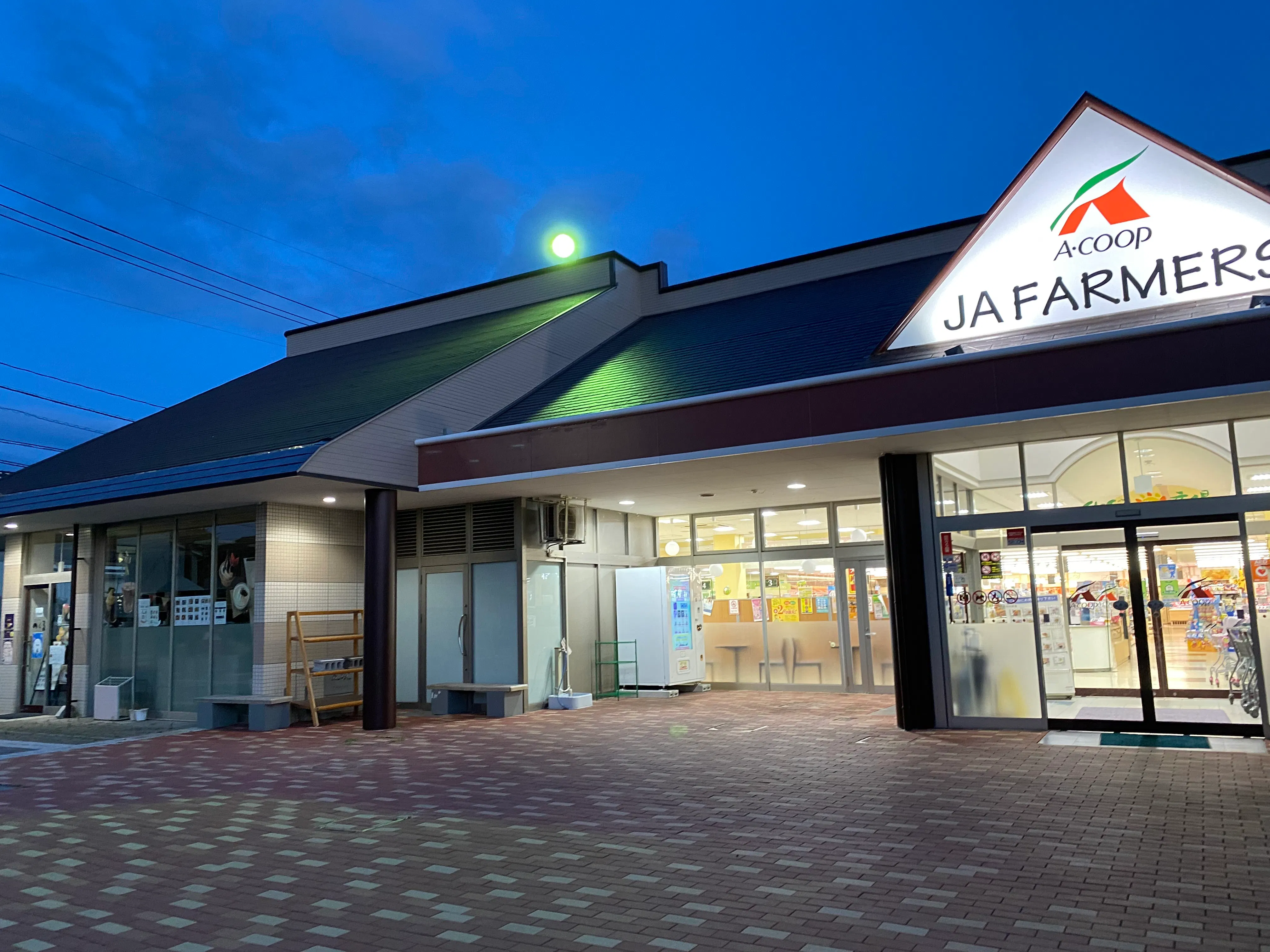 【Aコープたまゆ店】食物販や販促イベントに最適な店頭軒下スペース
