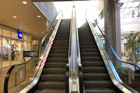 【みのおキューズモール】みのおキューズモール【メディア】「③EAST1・2・3(1~3階)エスカレーター」