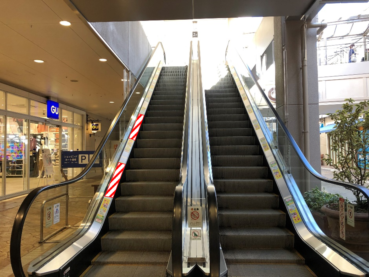 【みのおキューズモール】みのおキューズモール【メディア】「③EAST1・2・3（1～3階）エスカレーター」