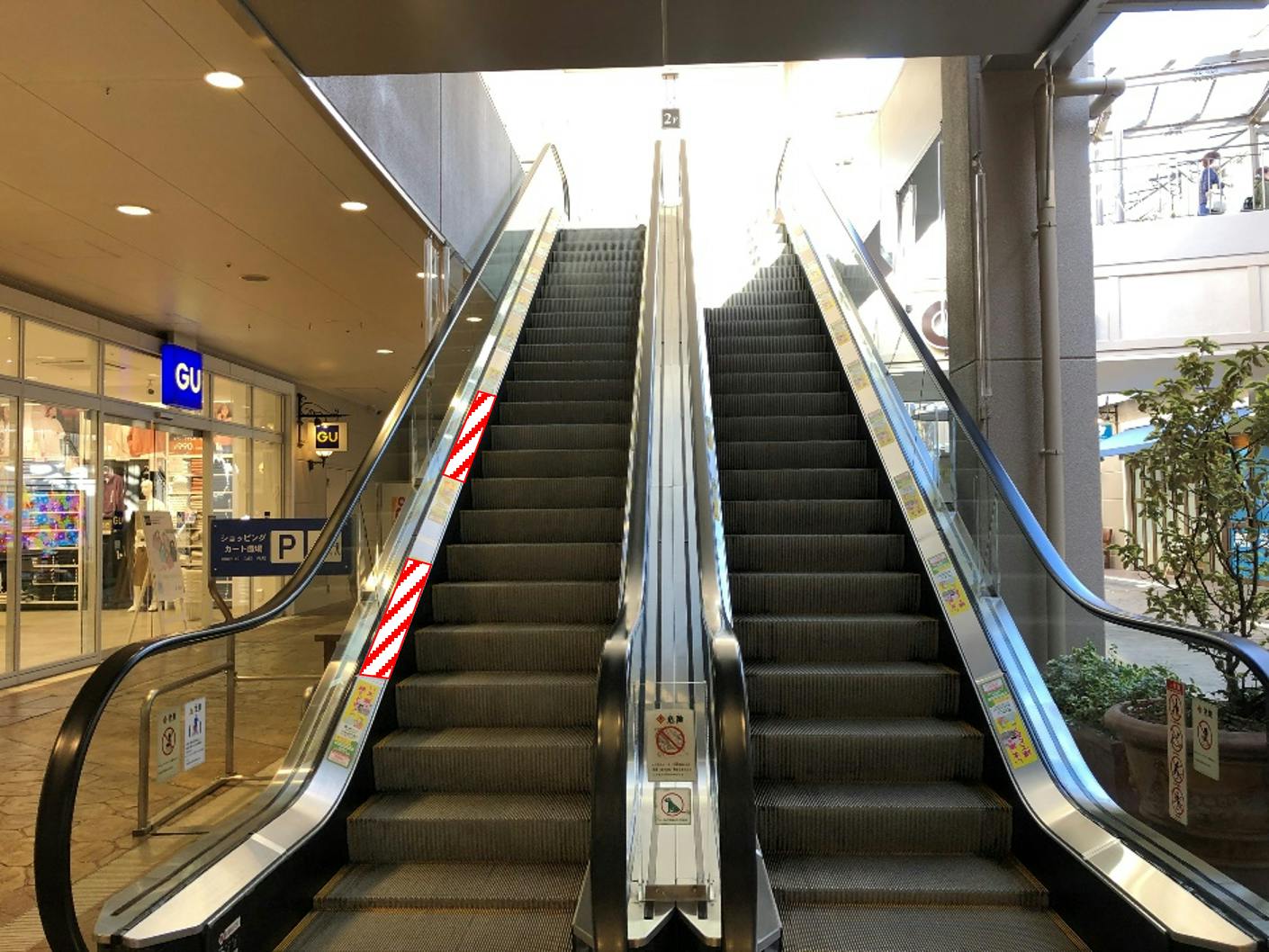 【みのおキューズモール】みのおキューズモール【メディア】「③EAST1・2・3（1～3階）エスカレーター」