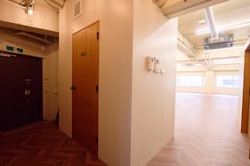 【明治神宮前駅1分】ファッション・アパレルの展示会やポップアップストアに適した、220㎡の大型路面ギャラリースペース