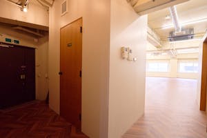 【明治神宮前駅1分】ファッション・アパレルの展示会やポップアップストアに適した、220㎡の大型路面ギャラリースペース