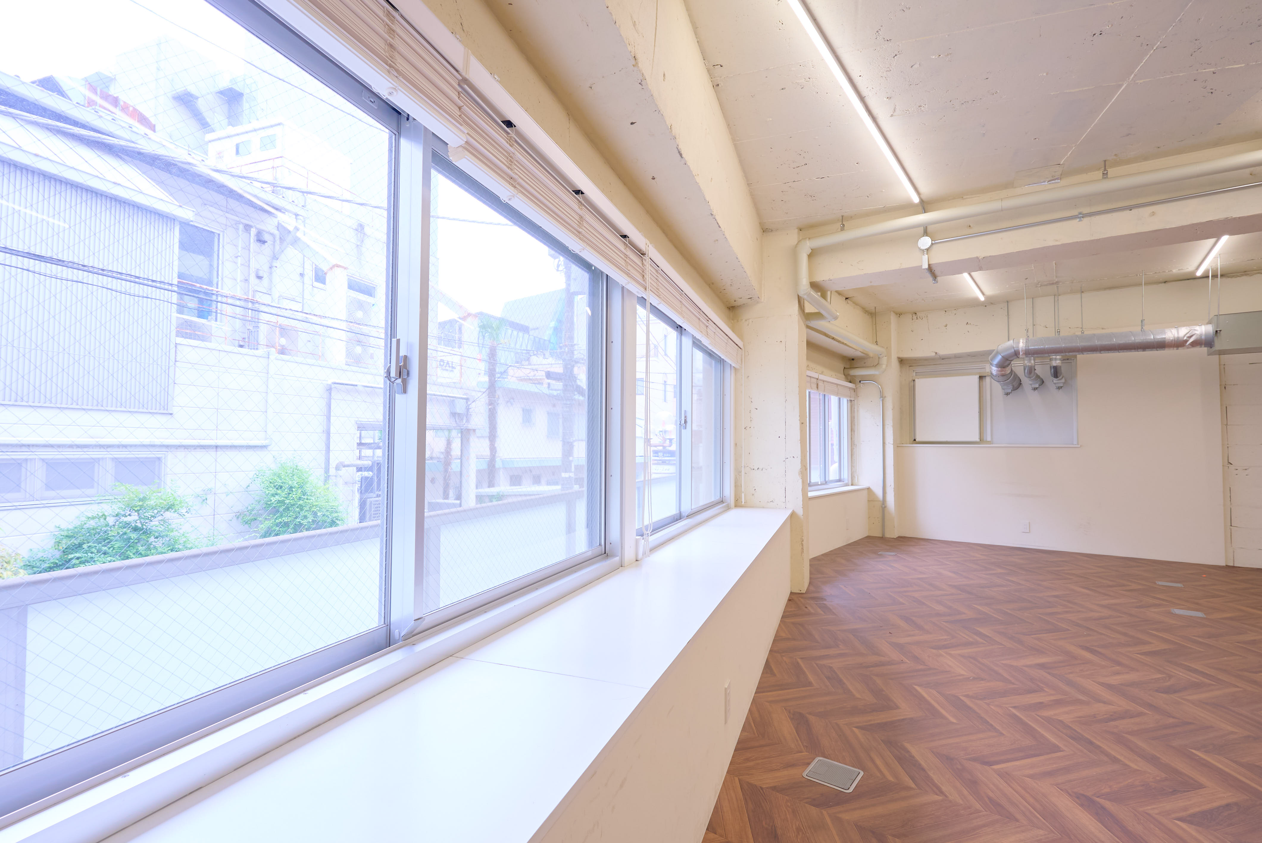 【明治神宮前駅1分】ファッション・アパレルの展示会やポップアップストアに適した、220㎡の大型路面ギャラリースペース