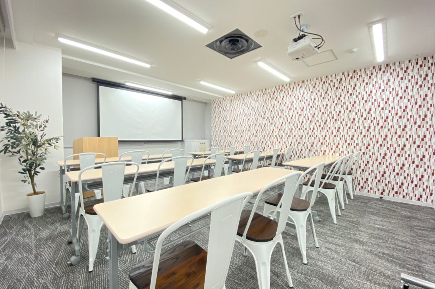 【新宿三丁目駅3分】4階~9階の貸切スペースにて広告・壁面広告が可能な駅チカなレンタルスペース