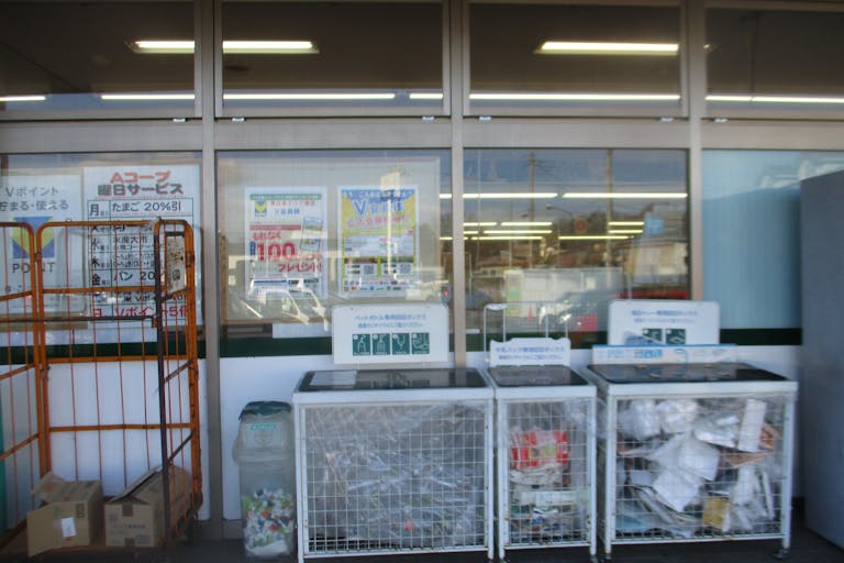 【Aコープ松井田店】食物販やプロモーションに利用可能な店頭軒下スペースの画像1