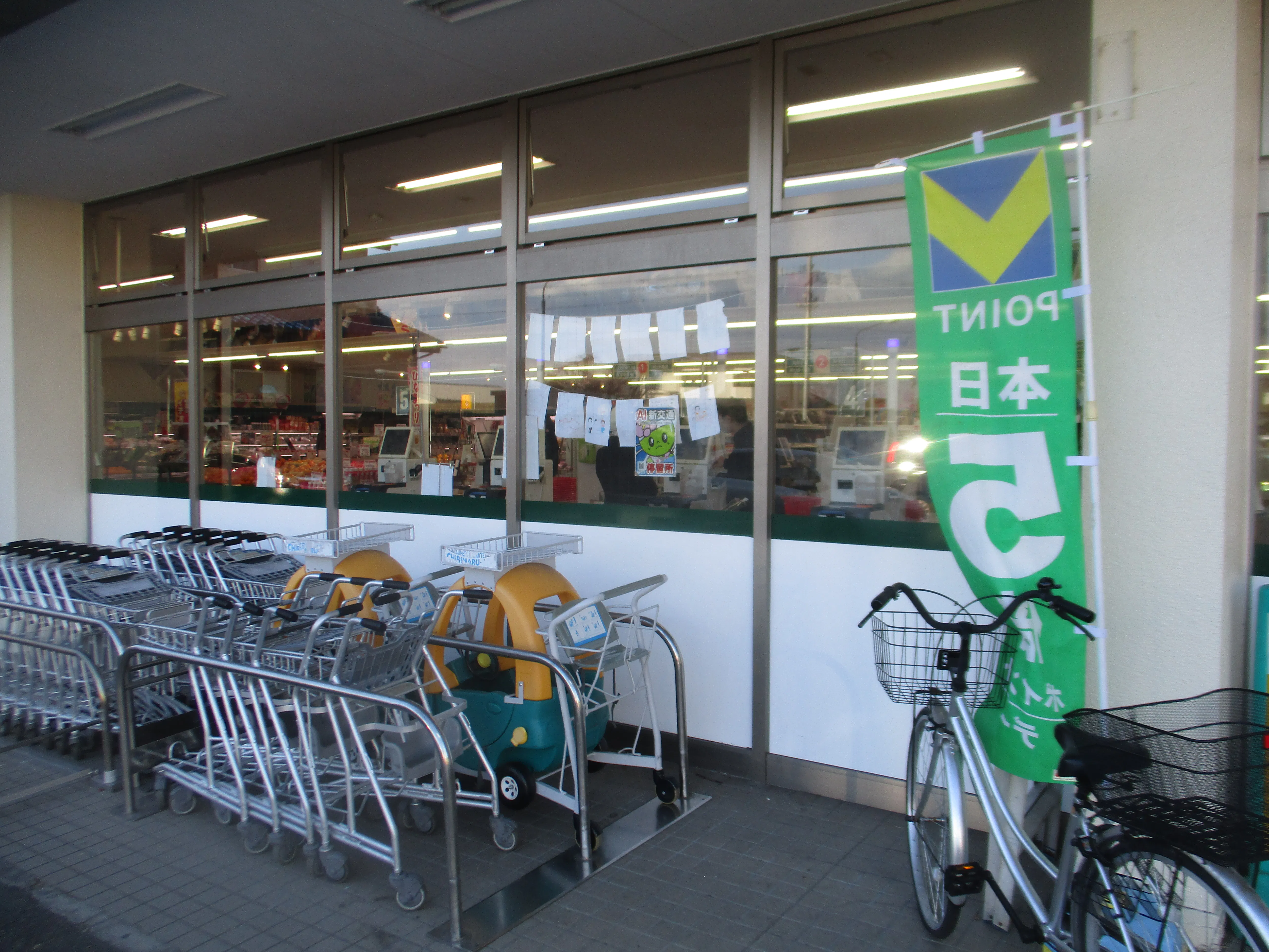 【Aコープ松井田店】食物販やプロモーションに利用可能な店頭軒下スペース