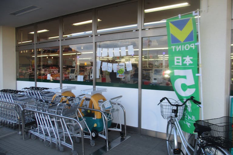 【Aコープ松井田店】食物販やプロモーションに利用可能な店頭軒下スペースの画像2