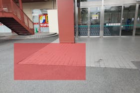 【JAしまねラピタ本店】キッチンカーや物販イベントに最適な地域密着型スーパーの入り口横の屋外催事スペース