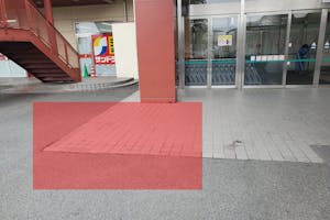 【JAしまねラピタ本店】キッチンカーや物販イベントに最適な地域密着型スーパーの入り口横の屋外催事スペース