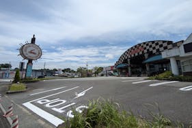 【協同組合大矢野ショッピングプラザ】キッチンカーや販促プロモーションに最適な正面玄関前のスペース