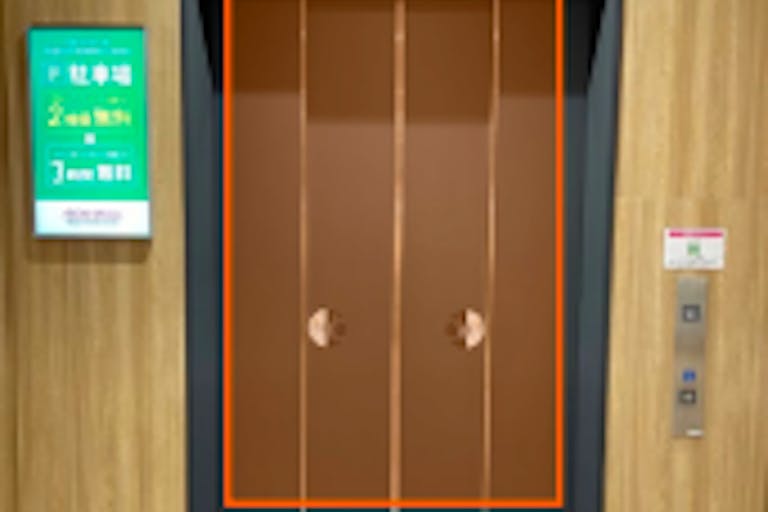 【イオンモール Nagoya Noritake Garden】モール内広告 エレベーター扉の画像2