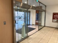 【東急プラザ新長田】「1F 南西出入口 」新長田一番商店街方面の出入口横！ポップアップストアやPRイベントに最適な視認性の高いイベントスペース