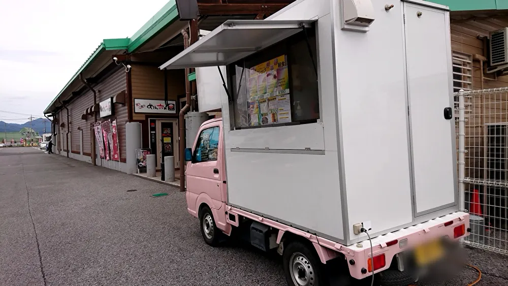 【ダイナム栃木今市店】キッチンカーや各種プロモーションイベントに最適なアミューズメント施設のイベントスペース（店舗食堂側）