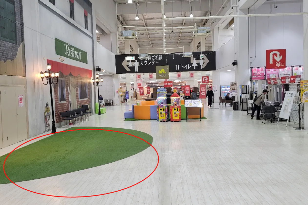 【SAKODAホームファニシングス熊本店】キッチンカー・飲食販売に利用可能な家具・インテリアショップ内の中央モール広場