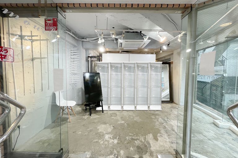 貸し出し用に正面の白いタワー什器は全部で4本ございます。1本税込1100円/日