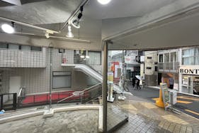 【原宿駅3分】50人以上の行列対応可能。ポップアップストアや展示会、プロモーションイベントに最適な竹下通り付近路面ガラス張りで視認性の高い店舗貸しスペース