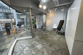 【原宿駅3分】50人以上の行列対応可能。ポップアップストアや展示会、プロモーションイベントに最適な竹下通り付近路面ガラス張りで視認性の高い店舗貸しスペース