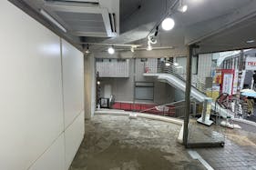 【原宿駅3分】50人以上の行列対応可能。ポップアップストアや展示会、プロモーションイベントに最適な竹下通り付近路面ガラス張りで視認性の高い店舗貸しスペース