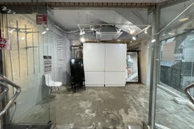 【原宿駅3分】50人以上の行列対応可能。ポップアップストアや展示会、プロモーションイベントに最適な竹下通り付近路面ガラス張りで視認性の高い店舗貸しスペース