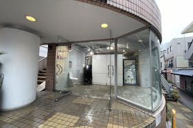 【原宿駅3分】50人以上の行列対応可能。ポップアップストアや展示会、プロモーションイベントに最適な竹下通り付近路面ガラス張りで視認性の高い店舗貸しスペース