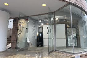 【原宿駅3分】50人以上の行列対応可能。ポップアップストアや展示会、プロモーションイベントに最適な竹下通り付近路面ガラス張りで視認性の高い店舗貸しスペース