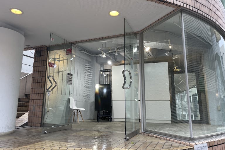 【原宿駅3分】50人以上の行列対応可能。ポップアップストアや展示会、プロモーションイベントに最適な竹下通り付近路面ガラス張りで視認性の高い店舗貸しスペースの画像8