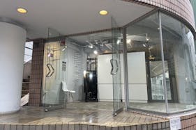 【原宿駅3分】50人以上の行列対応可能。ポップアップストアや展示会、プロモーションイベントに最適な竹下通り付近路面ガラス張りで視認性の高い店舗貸しスペース