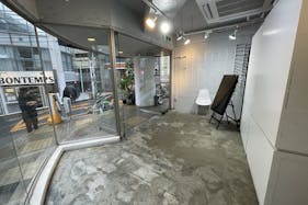 【原宿駅3分】50人以上の行列対応可能。ポップアップストアや展示会、プロモーションイベントに最適な竹下通り付近路面ガラス張りで視認性の高い店舗貸しスペース