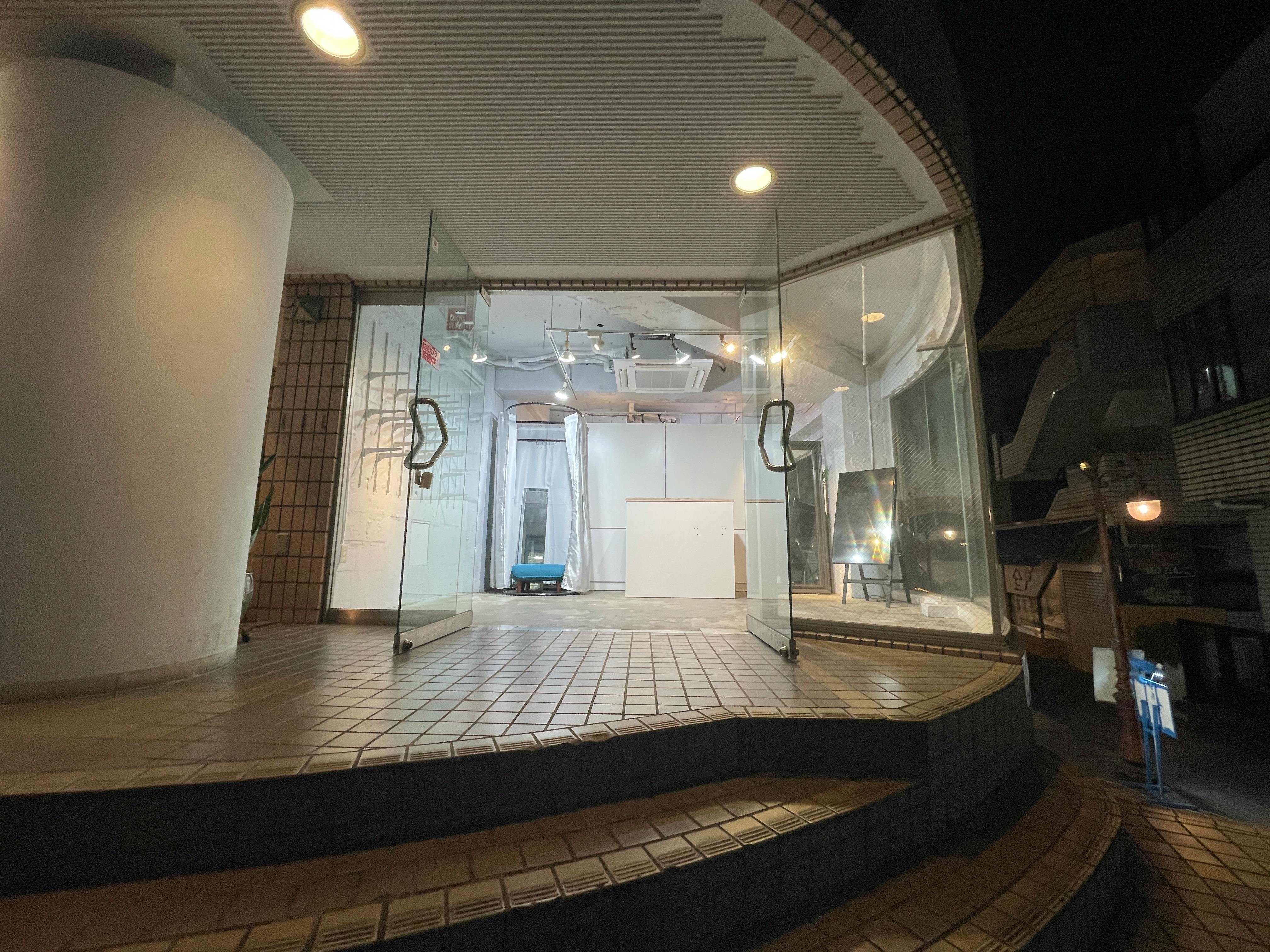 【原宿駅3分】50人以上の行列対応可能。ポップアップストアや展示会、プロモーションイベントに最適な竹下通り付近路面ガラス張りで視認性の高い店舗貸しスペース