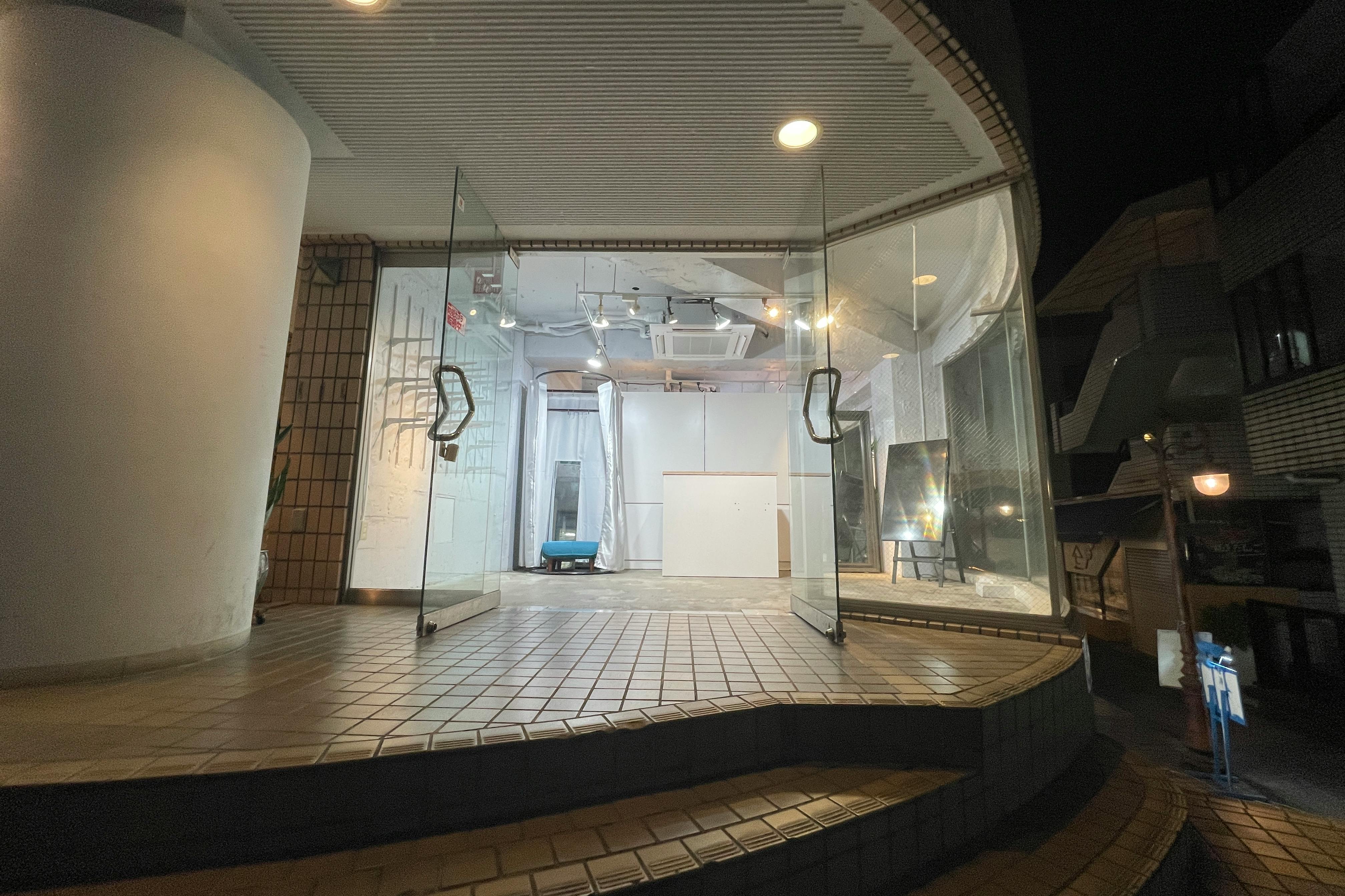 【原宿駅3分】50人以上の行列対応可能。ポップアップストアや展示会、プロモーションイベントに最適な竹下通り付近路面ガラス張りで視認性の高い店舗貸しスペース