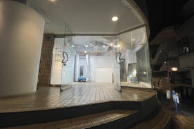 【原宿駅3分】50人以上の行列対応可能。ポップアップストアや展示会、プロモーションイベントに最適な竹下通り付近路面ガラス張りで視認性の高い店舗貸しスペース